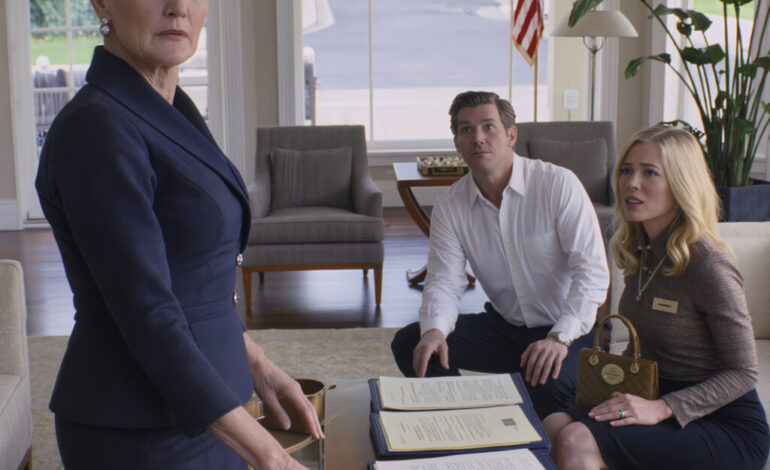 ‘Nu je man er niet meer is, moet je gewoon rouwen, je spullen pakken en nooit meer terugkomen,’ zei mijn schoondochter midden aan de eettafel. Mijn zoon glimlachte en knikte. ‘Het huis was toch nooit echt van jou.’ Ik vertrok stilletjes, zonder een woord te zeggen. De volgende ochtend ging ik naar de bank… en vanaf dat moment begon alles te veranderen.