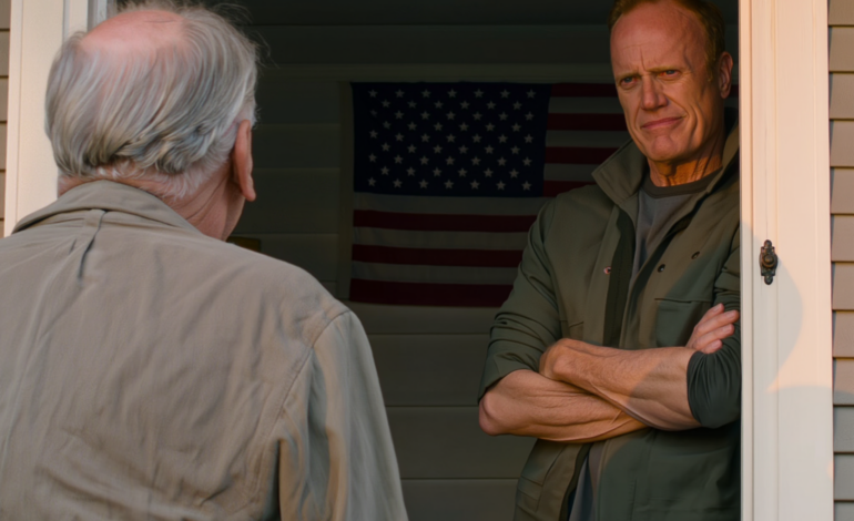 Nog steeds op krukken na mijn knieoperatie, kwam ik thuis in het huis dat ik al meer dan veertig jaar in Ohio had bewoond. Ik trof er vervangen sloten aan, de familiefoto’s waren verdwenen en mijn schoonzoon stond voor de deur en zei koud: “Vanaf nu is dit óns huis.” Ik schreeuwde niet. Ik keek hem recht in de ogen en gaf één antwoord waardoor die glimlach als sneeuw voor de zon verdween.