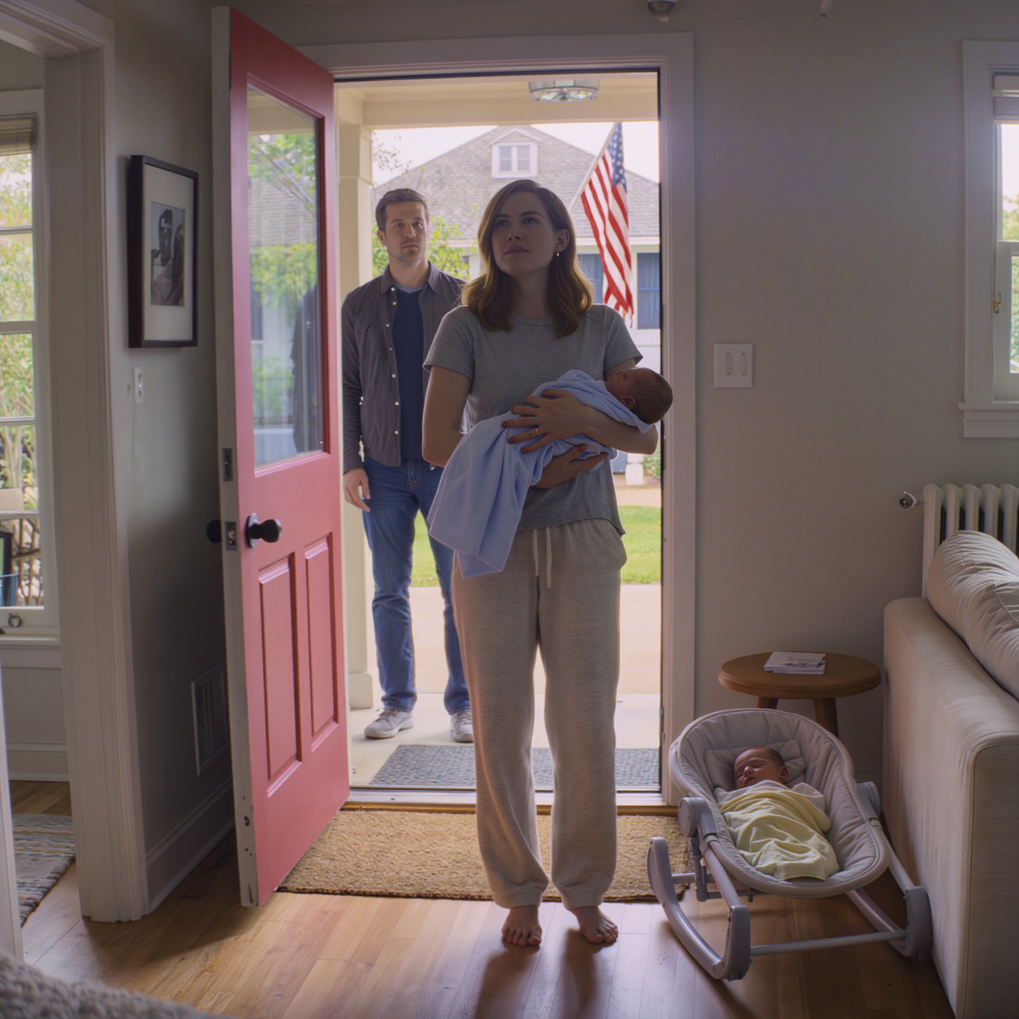 Terwijl ik in het ziekenhuisbed lag te wachten op een spoedoperatie, wilden mijn ouders niet voor mijn tweeling zorgen. Ze zeiden dat ik “een last” was en dat ze al kaartjes hadden voor een concert van Taylor Swift met mijn zus. Ik belde een oppas vanuit de afdeling, verbrak alle banden met mijn familie en stopte mijn financiële steun. Precies twee weken later hoorde ik een klop op de deur.