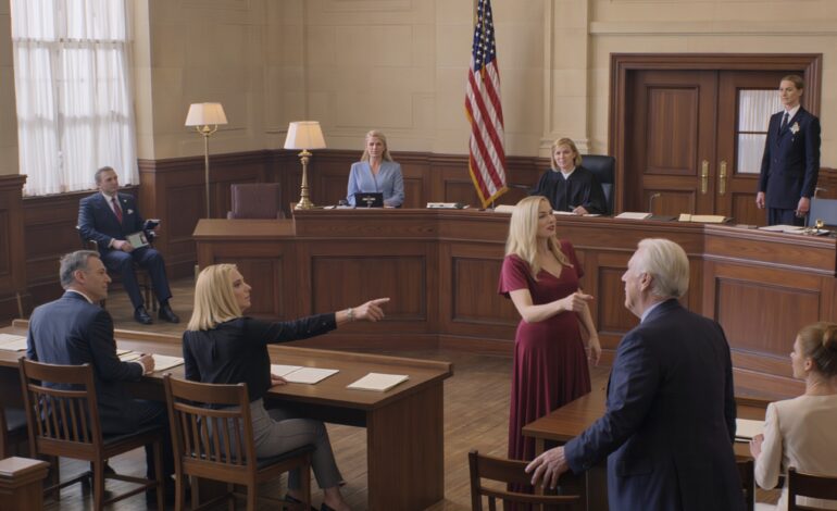 Mijn zus stond in de rechtszaal en beweerde dat er iets mis met me was. Zelfs mijn vader steunde haar. De rechter draaide zich om naar mij en ik zweeg twintig seconden. Toen kwam er een man de rechtszaal binnen… en vanaf dat moment veranderde alles.