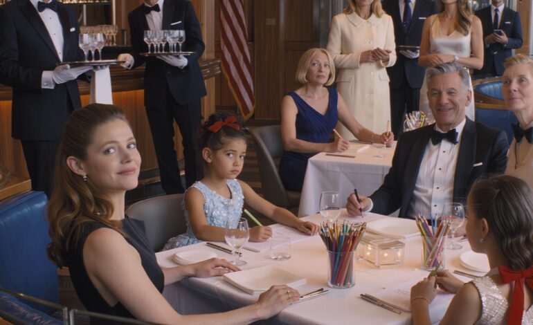 “De uitnodiging voor de 60e verjaardag van mijn vader kwam binnen met een briefje: ‘Alleen smoking. Als u zich niet gepast kunt kleden, kom dan niet.’ Mijn moeder belde: ‘De vriend van je zus is de zoon van een senator. We kunnen je daar niet hebben… weet je wel.’ Ik hing zachtjes op. Op de avond van het feest liep mijn vader het steakhouse binnen. Hij bleef stokstijf staan. Want ik zat aan de beste tafel met de gouverneur… die mijn dochter vasthield. De beveiliging kwam naar voren…”