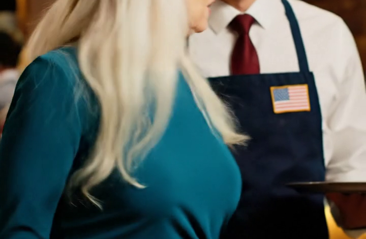 Mijn zoon zei dat het diner was afgezegd, maar toen ik bij het restaurant aankwam, trof ik ze daar stilletjes aan terwijl ze aan het eten waren zonder mij – op mijn kosten. Ik maakte geen ruzie en gaf ze geen ophef. Ik verraste ze met iets wat ze niet hadden zien aankomen. Ze zwegen meteen toen ik dat deed, omdat ik…