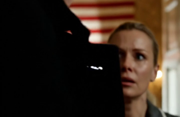 Mijn ouders zetten me op mijn zeventiende het huis uit omdat ik zwanger was. Vierentwintig jaar later stonden ze voor mijn deur en zeiden: “Laat ons het kind zien.” Toen ik de deur opendeed, stonden ze allebei perplex: “Welk kind?”