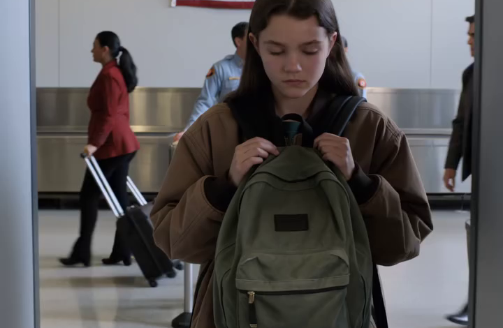 Ze hielden het stille meisje alleen tegen omdat haar rugzak er te oud uitzag voor Reagan Airport, maar toen een TSA-beambte een verborgen leren etui opende en fluisterde: “Dat staat in geen enkel systeem”, veranderde de sfeer. Ze huilde niet, maakte geen ruzie, en toen de Homeland Security vroeg waar de medaille vandaan kwam, noemde ze een naam die zelfs een getrainde agent deed verbleken: “Mijn grootvader zei dat ik hem naar Catherine Menddees moest brengen.”