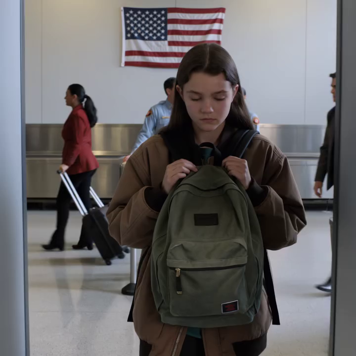 Ze hielden het stille meisje alleen tegen omdat haar rugzak er te oud uitzag voor Reagan Airport, maar toen een TSA-beambte een verborgen leren etui opende en fluisterde: “Dat staat in geen enkel systeem”, veranderde de sfeer. Ze huilde niet, maakte geen ruzie, en toen de Homeland Security vroeg waar de medaille vandaan kwam, noemde ze een naam die zelfs een getrainde agent deed verbleken: “Mijn grootvader zei dat ik hem naar Catherine Menddees moest brengen.”