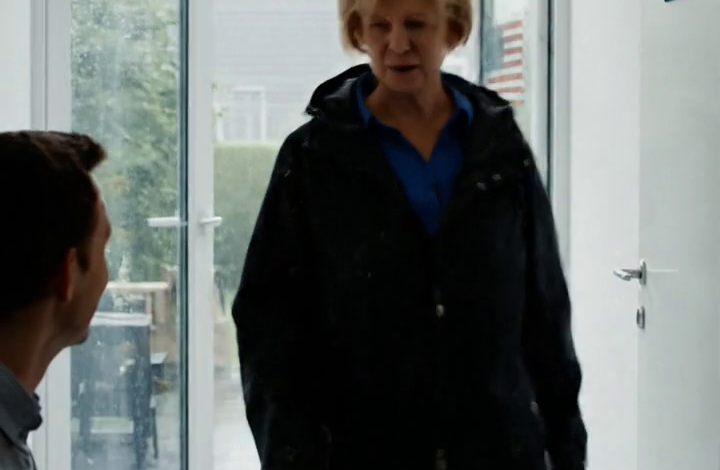 Ik heb vijftien uur gereden om bij de geboorte van mijn kleinzoon te kunnen zijn. Maar bij de ingang van het ziekenhuis hield mijn zoon me tegen en zei: “Mam? Wat doe je hier? Mijn vrouw zei dat ze je hier niet wil hebben. Ze wil alleen haar naaste familie erbij hebben.” Ik was er kapot van, maar ik respecteerde hun beslissing en ging rustig weg. Vier dagen later belde het ziekenhuis me op en zei: “Mevrouw, de rekening voor de bevalling bedraagt $10.300. Hoe wilt u de betaling regelen?” Ik haalde diep adem en gaf het enige antwoord dat ik eerlijk vond.