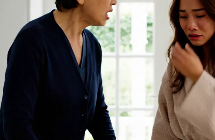 “‘Was onze kleren en maak het huis schoon terwijl wij gaan ontspannen,’ zei mijn schoondochter voordat ze naar de spa gingen… Maar toen ze thuiskwam, troffen ze twee dingen op de eettafel die haar abrupt deden stoppen: een verscheurde creditcard en een briefje dat alles veranderde.”