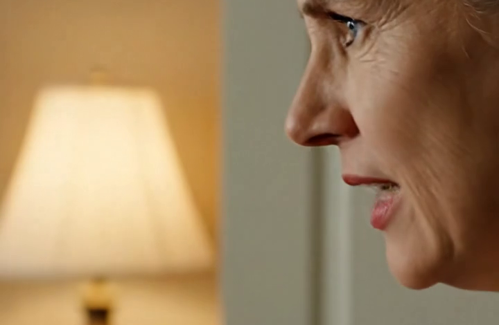 Mijn schoondochter zette de tv recht voor mijn neus uit en zei het alsof ze iemand die gratis in huis woonde de deur uit zette: “Ga maar boven in je slaapkamer tv kijken. Vanaf nu is deze ruimte voor ons, en je moet je plek in dit huis kennen.” Mijn zoon zat daar zwijgend toe te kijken hoe zijn vrouw zijn eigen moeder vernederde, en ik pakte stilletjes mijn sleutels en liep de koude nacht in — maar het was de man in pak die de volgende ochtend aan de deur stond die iemand deed beseffen dat er zojuist een grote fout was gemaakt.