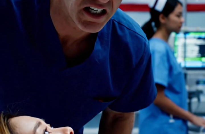 In mijn ziekenkamer greep mijn vader mijn infuuslijn vast en schreeuwde dat ik altijd deed alsof ik ziek was. Ik probeerde me los te rukken, maar hij hield me stevig vast. De verpleegster buiten hoorde alles en kwam met een strak gezicht naar binnen gerend: “Je gaat hier niet weg, ik heb de politie gebeld.” Mijn vader werd bleek, mijn moeder raakte in paniek en smeekte… maar tien minuten later was alles veranderd.