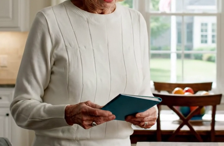 De avond dat ik mijn schoonmoeder vertelde dat ik zwanger was, klom ik over de reling van het hotelterras – en wat de dokter vervolgens zei, veranderde de hele sfeer in de kamer.