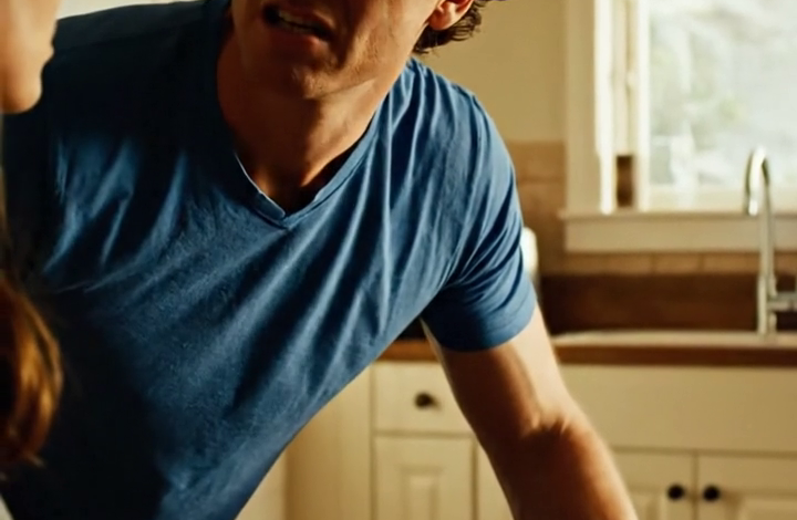 Daar, in onze keuken in Austin, zette mijn man zijn glas neer en zei: “Vanaf nu is mijn salaris van mij, en jij betaalt jouw helft.” Ik glimlachte, opende mijn laptop en verdeelde de hypotheek, kinderopvang, energiekosten en boodschappen tot op de laatste cent – terwijl hij nog steeds dacht dat hij me had gedwongen om toe te geven, totdat er een paar dagen later een aangetekende brief arriveerde en het kleur uit zijn gezicht verdween.