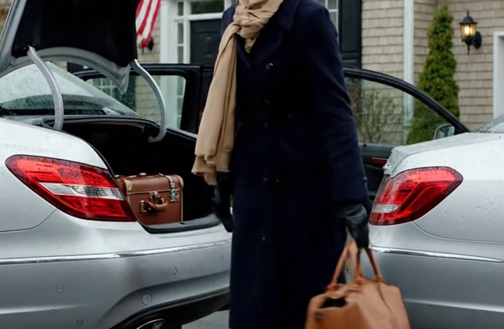 Het regende al sinds voor zonsopgang, zo’n dunne, gestage novemberregen waardoor de hele dag aanvoelde alsof hij de hele nacht buiten had gestaan en aan de randen zacht was geworden. Ik stond voor het raam van het huis van mijn dochter en keek hoe de druppels hun eigen kronkelige paden langs het glas volgden. Achter me rook de logeerkamer nog licht naar verse verf en nieuwe tapijtreiniger. Carol had hem de week voordat ik aankwam geverfd.