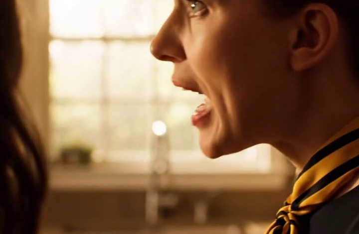 Mijn ouders lieten me het hele weekend koken en schoonmaken voor het verjaardagsfeest van mijn zus met 50 gasten. Toen lachte mijn moeder, recht voor ieders neus, dat ik de enige was zonder een ‘echte baan’. Ik zette stilletjes de stapel afwas neer, liep de deur uit en nog geen uur later belde mijn zus in paniek op, omdat een van de gasten die avond de hele familie versteld had doen staan.