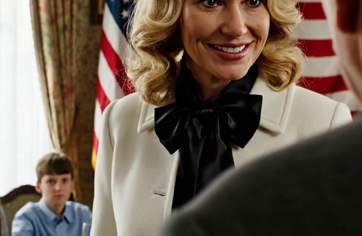 ‘Wat een prachtig huis,’ glimlachte mijn schoondochter, waarna ze zich omdraaide en zei: ‘Mijn moeder zal het hier geweldig vinden, we gaan er wonen.’ Ze had al besloten wie welke kamer zou krijgen. Ik liet haar uitpraten… en zei toen kalm nee. De hele kamer verstijfde.