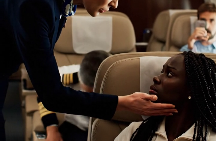 Een momentje… – “Stewardess slaat zwarte moeder die baby vasthoudt – onverwachts is