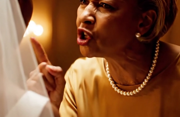 Op mijn bruiloft eiste mijn schoonmoeder mijn salaris en bonussen op, en mijn man koos haar kant. Ik ben zonder een woord te zeggen vertrokken. Een paar uur later bleef ze me maar proberen te bereiken.