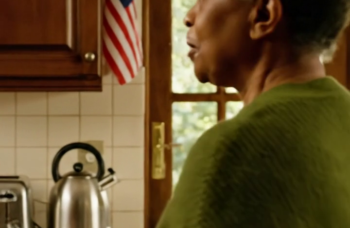 ‘Je moet dit jaar echt met Thanksgiving komen, mam, de kinderen missen je’ — na vier feestdagen alleen in Knoxville te hebben doorgebracht, vloog ik naar Portland met een taart, cadeautjes voor de kleinkinderen en de hoop op een verzoening. Maar één zin die ik die ochtend in de keuken opving, deed me begrijpen waarom ik eigenlijk was uitgenodigd…