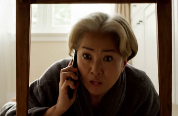 Mijn 70-jarige echtgenoot sleepte ons huis van 4,3 miljoen dollar voor de rechter, vertelde onze kinderen dat ik instabiel was, verbood me mijn kleinkinderen te zien en keek toe hoe ik met één koffer vertrok alsof ík het probleem was. Maar een maand later, net na zonsopgang in het kleine huurhuisje waarvan hij dacht dat het me had vernietigd, belde een rechercheur om te zeggen dat Richard Carter dood was – en dat hij voor zijn dood een bericht had achtergelaten met mijn naam erin.