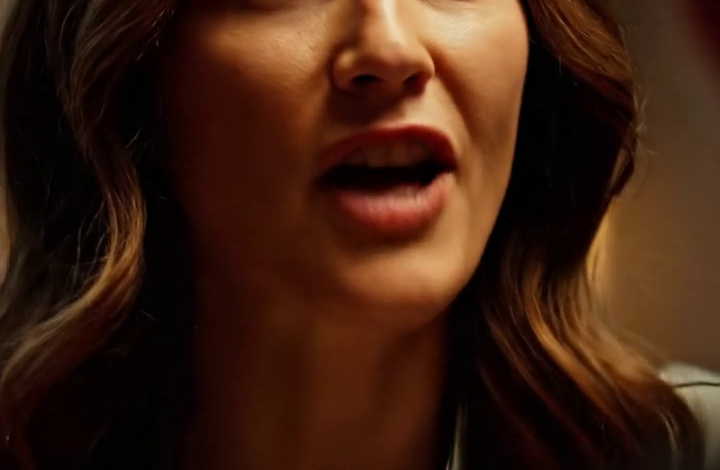 Mijn vader schoof de rekening van $15.000 voor ‘achterstallige huur’ over de eettafel en zei: ‘Dat is het geld dat je deze familie verschuldigd bent’, maar de tijdstempel in de hoek van de winkel vertelde me dat ze dit al hadden gepland voordat ik er introk… En een week later begon mijn telefoon om 1:30 ‘s nachts te rinkelen, iedereen uit de familie belde tegelijk.