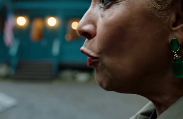 Na een lange week in Seattle reed ik terug naar Cedar Haven door de koude regen van de Pacific Northwest. Ik verstijfde toen ik mijn zoon en schoondochter het huis zag leegruimen dat ik met mijn eigen handen had gebouwd, maar ik stapte niet uit de auto. Ik stak stilletjes mijn hand in mijn tas.