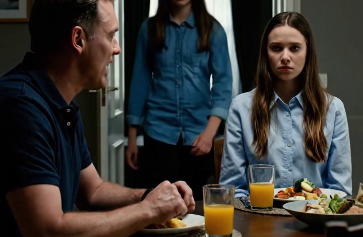 Mijn moeder smeet haar vork neer en zei: “Je hebt 48 uur om je spullen eruit te halen – dit huis is nu van Tara.” Ik schreeuwde niet, smeekte niet en herinnerde hen er ook niet aan wie de hypotheek had betaald, de trap had gerepareerd en ervoor had gezorgd dat dat huis in Vermont niet geveild zou worden. Ik ging gewoon naar mijn kamer, opende mijn laptop en begon bonnetjes op te zoeken – want tegen de tijd dat mijn zus met haar koffer aankwam, was er één document dat niemand van hen verwachtte dat ik zou vinden.