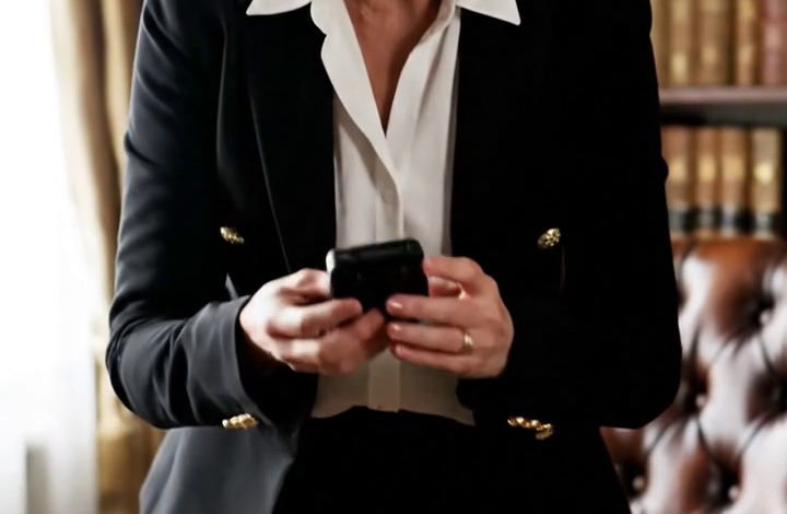 Tijdens het opruimen van het kantoor van mijn overleden echtgenoot vond ik een USB-stick met een label waarop stond: “Sarah, alleen als ik sterf.” Ik stopte hem in de computer. De video begon: mijn man, huilend, zei: “Sarah… ik… ben niet…” Ik hield mijn adem in. Toen belde ik mijn advocaat. Vierentwintig uur later had ik bewijsmateriaal – en een plan.