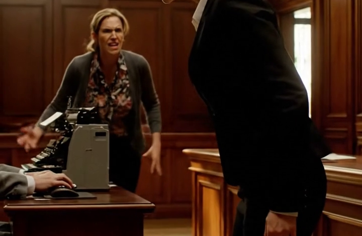 Niemand kwam op mijn diploma-uitreiking. Een paar dagen later stuurde mijn moeder een berichtje: “Ik heb $2100 nodig voor het zestiende verjaardagsfeestje van je zus.” Ik stuurde $1 met “Gefeliciteerd.” Daarna heb ik de sloten vervangen. Toen kwam de politie.