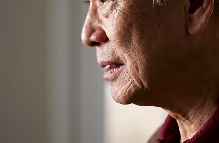 Na het verlies van mijn vrouw dacht ik altijd dat mijn zoon de laatste zou zijn die zich tegen me zou keren, tot de dag dat ik terugkwam van mijn reis en ontdekte dat mijn oude sleutel de voordeur niet meer opende. Trevor zei toen kalm tegen me dat het huis nu “beter af was als ik niet meer terugkwam”. Ik werd niet boos, ik smeekte niet, ik stuurde gewoon één berichtje dat genoeg was om alles wat ze in stilte hadden opgebouwd aan het wankelen te brengen.