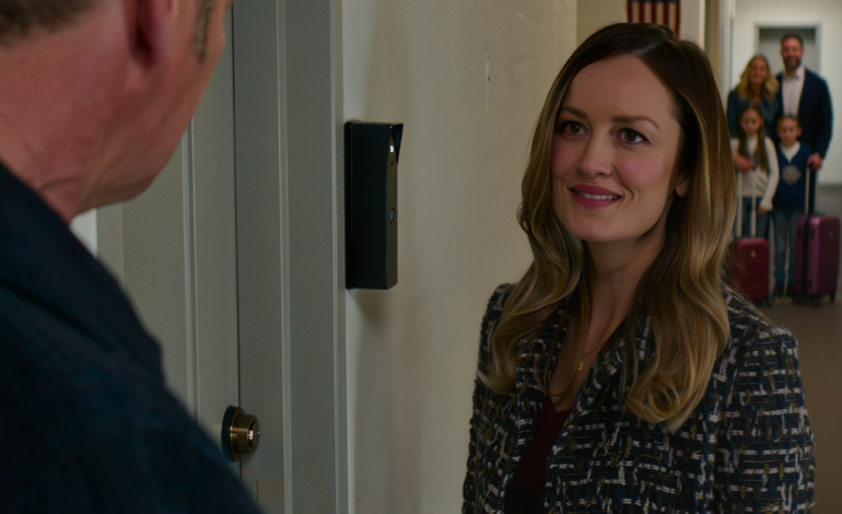 Mijn dochter appte me: “We hebben je appartement dit weekend nodig. Mijn schoonouders komen, dus je kunt in een hotel verblijven.” Ik antwoordde: “Ik ben niet thuis.” Ze appte terug: “Prima, ik heb de sleutel nog,” zonder te weten dat die deur na iets wat er de week ervoor in mijn keuken was gebeurd, niet meer hetzelfde was.