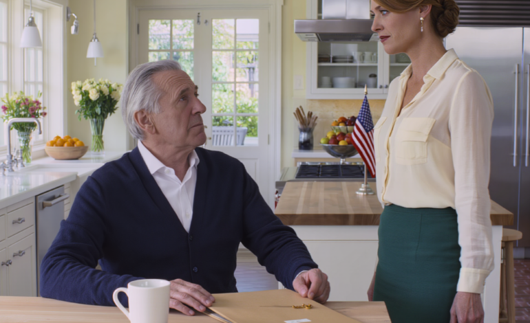 Mijn schoondochter kwam mijn huis binnen en zei: “Pap, waarom heb je de rekening geblokkeerd? We hebben dat geld nu nodig.” Ik glimlachte en schoof de map over de tafel. De vrouw van mijn zoon zweeg toen ze de naam op de eerste pagina zag.
