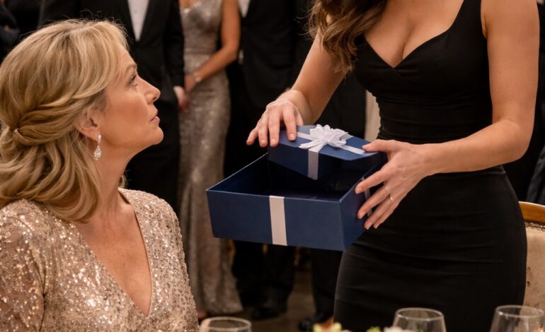 Mijn moeder lachte toen ik haar 15-jarig jubileumfeest binnenliep met een klein donkerblauw cadeaudoosje, noemde me een profiteur voor vijftig gasten en liet mijn stiefvader het cadeau terug in mijn borst duwen alsof ik nog steeds het meisje was dat ze jaren geleden hadden afgedankt – maar zodra ik het doosje op tafel zette, het zilveren lint losmaakte en iedereen in de balzaal kalm vroeg om erin te kijken voordat ze me verder zouden beoordelen, verdwenen de glimlachen in de zaal, verstomden de gefluisterde gesprekken en viel er een verbijsterde stilte. De vrouw die jarenlang tegen iedereen had gezegd dat ik niets voorstelde, besefte dat ze zojuist… Ze weigerde het enige cadeau dat haar leven voorgoed had kunnen veranderen.