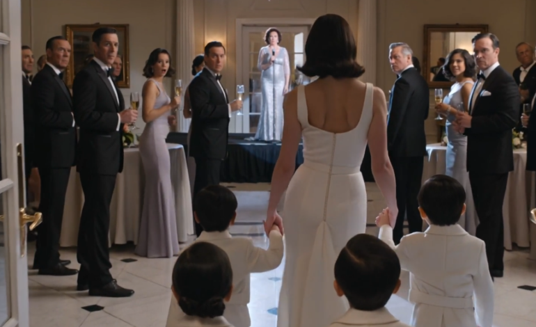 Vijf jaar nadat zijn moeder me had bekeken als een vlek op fijn porselein en had besloten dat ik er nooit bij zou horen, pakte ze in een balzaal in Manhattan een microfoon om de vrouw te bedanken die haar gala zojuist had gered – zonder te weten dat ze op het punt stond mijn naam te noemen.