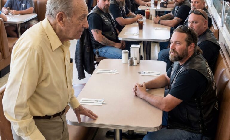 Een 77-jarige grootvader, genaamd “Confused”, liep een eethuis binnen en vroeg vreemden om een ​​plekje – niet wetende dat de enige motorrijder die niet wegliep de bordjes op zijn polsen zou opmerken en een zorgvuldig verborgen verhaal achter gesloten deuren zou ontrafelen.