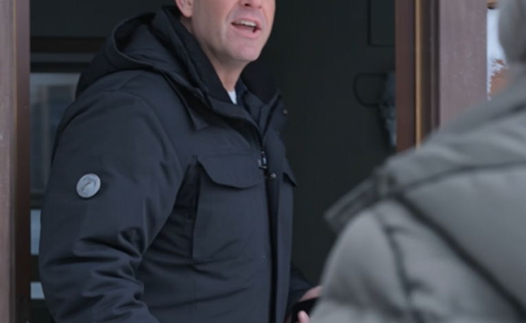 Mijn zoon liet me achter in een ijskoude hut met twee weken brandhout, nam mijn telefoon mee, stal de 75.000 dollar die mijn overleden echtgenoot en ik in veertig jaar hadden gespaard, verving de sloten van mijn appartement en reed lachend met zijn vrouw weg richting een luxe vakantie op de Malediven – ervan overtuigd dat ik dood in de sneeuw zou liggen tegen de tijd dat iemand merkte dat ik weg was… Maar toen ik hun auto zag verdwijnen op die witte, lege weg, huilde ik niet, smeekte ik niet en bonkte ik niet op de deur – ik glimlachte, want drie weken eerder had ik het ene gesprek opgevangen waarvan ze dachten dat ik het nooit zou horen, en de verrassing die hen op het vliegveld te wachten stond, zou hun perfecte vakantie veranderen in het ergste moment van hun leven.