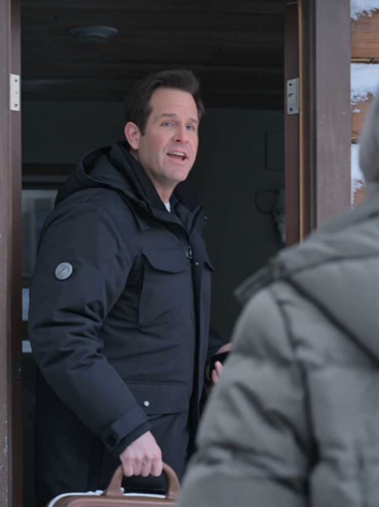 Mijn zoon liet me achter in een ijskoude hut met twee weken brandhout, nam mijn telefoon mee, stal de 75.000 dollar die mijn overleden echtgenoot en ik in veertig jaar hadden gespaard, verving de sloten van mijn appartement en reed lachend met zijn vrouw weg richting een luxe vakantie op de Malediven – ervan overtuigd dat ik dood in de sneeuw zou liggen tegen de tijd dat iemand merkte dat ik weg was… Maar toen ik hun auto zag verdwijnen op die witte, lege weg, huilde ik niet, smeekte ik niet en bonkte ik niet op de deur – ik glimlachte, want drie weken eerder had ik het ene gesprek opgevangen waarvan ze dachten dat ik het nooit zou horen, en de verrassing die hen op het vliegveld te wachten stond, zou hun perfecte vakantie veranderen in het ergste moment van hun leven.