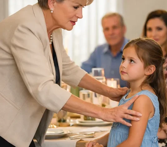 Ze dwongen mijn dochter in de keuken te eten terwijl iedereen aan tafel zat. Ik heb al het geld dat ik ze had gegeven teruggepakt en toen vertelden ze me eindelijk de waarheid. 005