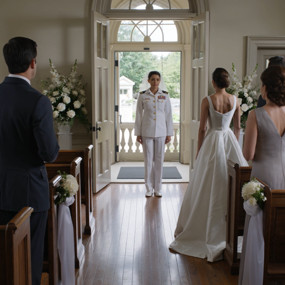 ‘Gewoon een ongelukje,’ zei mijn vader nadat hij tien minuten voor de ceremonie champagne over mijn trouwjurk had gemorst. Terwijl mijn moeder wegkeek en mijn broer zijn lach probeerde in te houden, liep ik rustig naar de achterkamer, ritste de tweede kledingtas open die ik had ingepakt om een ​​reden die ik zelfs voor mezelf niet kon verklaren, en toen de kerkklokken weer luidden, keek niemand in die kapel meer naar dezelfde dochter.