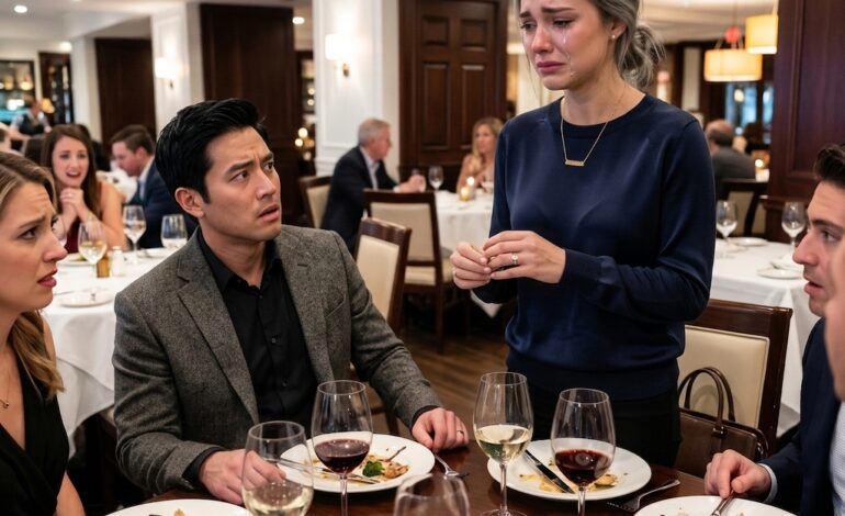 Een momentje… – Ik arriveerde laat in het restaurant voor het diner met onze vrienden en liep naar de tafel zonder dat mijn…