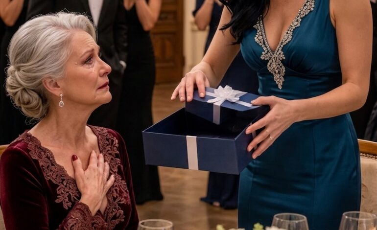 MIJN MOEDER LACHTE TOEN IK HAAR 15-JARIG VERJAARDAGSFEESTJE IN liep met een klein marineblauw cadeaudoosje, me voor vijftig gasten een freeloader noemde, en mijn stiefvader…