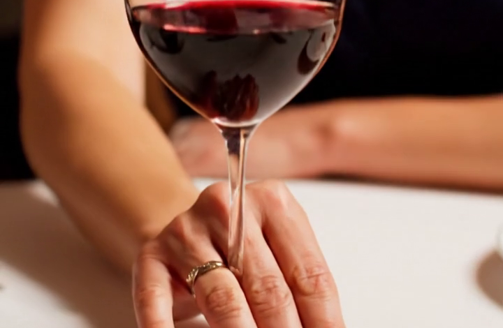 Tijdens mijn verlovingsdiner schoof zijn moeder een geprint ‘gezinsplan’ over de tafel en zei: ‘Na de bruiloft help je mee met het huishouden en deel je je financiën met mij.’ Mijn verloofde hield zijn ogen op zijn bord gericht. Ik stelde twee kalme vragen, zag hoe ze elkaar aankeken en begreep eindelijk de toekomst die ze in stilte voor me hadden gepland. Dus deed ik mijn ring af, behield mijn appartement, liet mijn rekeningen op mijn naam staan en liep weg vóór het dessert. Die avond ging mijn telefoon 42 keer over, maar het enige bericht dat ik las, was het bericht dat bewees dat ik net op tijd was vertrokken.