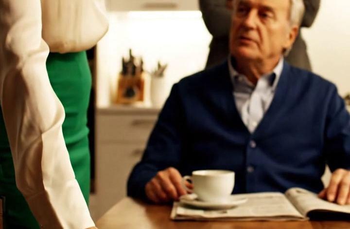 Mijn schoondochter kwam mijn huis binnen en zei: “Papa, waarom heb je de rekening geblokkeerd? We hebben dat geld nu nodig.” Ik glimlachte en schoof de map over de tafel. De vrouw van mijn zoon zweeg toen ze de naam op de eerste pagina zag.