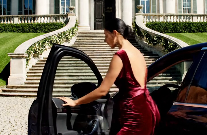 Mijn ex-man nodigde me uit voor zijn bruiloft, zodat zijn nieuwe verloofde me kon presenteren als de arme ex-vrouw die hij ontgroeid was. Ze verwachtten dat ik in mijn eentje, klein en dankbaar voor een gratis maaltijd, achterin de kerkbank zou gaan zitten. In plaats daarvan stapte ik uit een middernachtblauwe Rolls-Royce met twee zevenjarige jongens aan mijn zijde, en het gefluister begon nog voordat iemand begreep waarom.