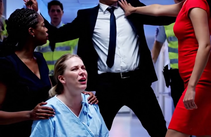 Een momentje… – ‘Je bent hier nog steeds en klampt je vast aan een naam die niet van jou is,’ sneerde mijn schoonzus…