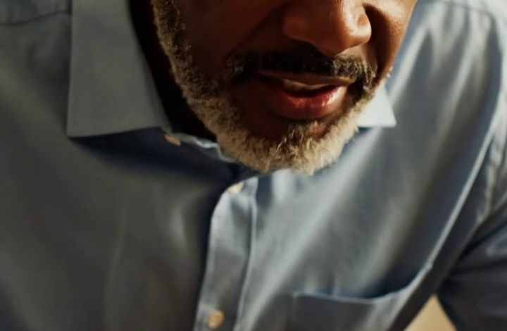 Mijn zoon belde voor 8 uur ‘s ochtends, zijn stem plotseling scherp: “Papa, waarom heb je de rekening geblokkeerd? Mijn vrouw is erg overstuur omdat ze het geld niet kan overmaken.” Ik had ze alleen maar gevraagd om langs te komen voor het ontbijt, en toen hij eindelijk aan mijn keukentafel zat, schoof ik de dikke map naar mijn zoon, en mijn schoondochter werd bleek bij de allereerste pagina’s.