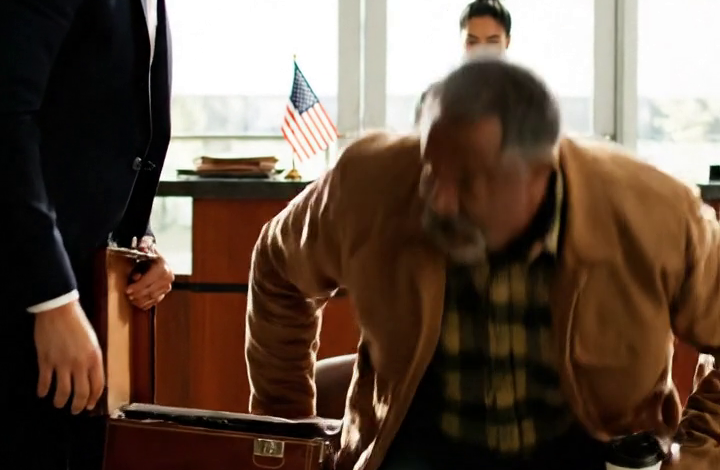 Op mijn achtenzestigste verloor ik mijn huis door een scheiding. Ik belde mijn dochter om hulp en hoorde haar lachen voordat ze me vertelde dat niemand op mijn leeftijd een oude man nodig had. Drie maanden later woonde ik in een motel aan East Main Street in Columbus toen een advocaat in een donkere wollen jas de lobby binnenkwam en me vertelde dat mijn eerste vrouw in Oregon was overleden en me zevenenveertig miljoen dollar had nagelaten. Toen verlaagde hij zijn stem en zei dat er één voorwaarde was.