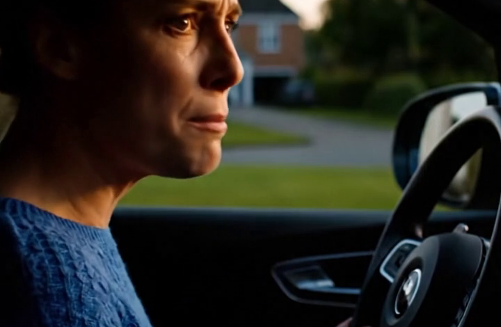 Mijn dochter stuurde me een berichtje: “Mam, kunnen we samen eten? Ik mis je,” na een jaar stilte. Maar toen ik bij haar huis in Colorado aankwam, greep de huishoudster mijn arm en fluisterde: “Ga niet naar binnen. Ga meteen weg.” Ik verstopte me in mijn auto, zag de lichten in de eetkamer aangaan en zag mijn schoonzoon papieren neerleggen die mijn dochter nooit had mogen ondertekenen. Toen veranderde een envelop op Union Station alles.