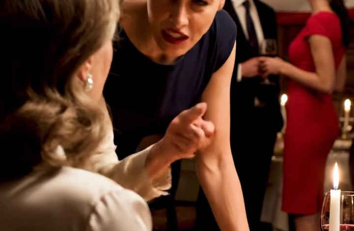 ‘OMA, VANAVOND GAAN MAM EN PAP JE GELD PAKKEN…’ fluisterde mijn zesjarige kleindochter in het donker, en ik begreep meteen dat er een plan in huis was bedacht; het ‘familiediner’ veranderde plotseling in een toneelstuk, woorden zoet als honing maar koud als een mes, en ik glimlachte alleen maar – want die avond zou iemand geschokt zijn als ze zagen dat ik niet langer een ‘makkelijk te beïnvloeden oude dame’ was.