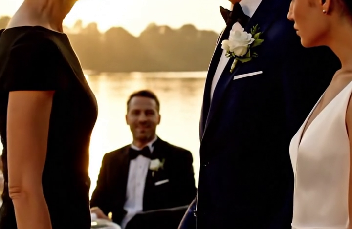 Na twintig jaar samen te zijn geweest, zei hij dat hij afstand nodig had en stond hij erop het huwelijk te beëindigen. Ik tekende de papieren zwijgend. Een paar maanden later, terwijl hij zijn verloving met zijn secretaresse vierde op de plek waar we ooit samen vakantie vierden, kwam ik onverwachts langs. “Van harte gefeliciteerd,” zei ik, terwijl ik hem een envelop in de hand drukte. Hun feest stortte in toen hij hoorde dat er in het testament van zijn vader één voorwaarde stond: als hij van mij zou scheiden, zou hij alles verliezen. De gil van zijn verloofde was onvergetelijk.
