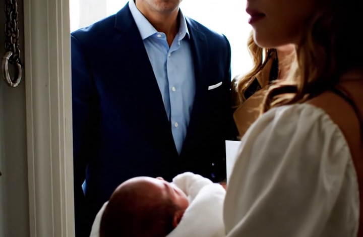Zes maanden na onze scheiding stond mijn ex-man met zijn verloofde en hun trouwuitnodiging voor de deur. Maar zodra hij de pasgeborene in mijn armen zag, werd hij bleek en rende hij in paniek langs haar heen…