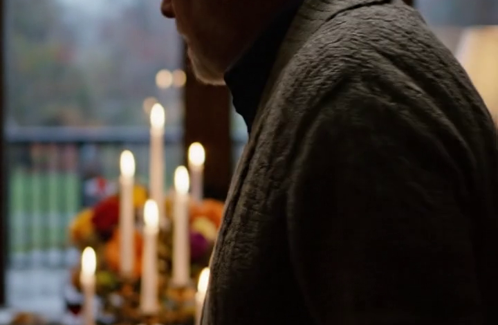 Ik had een Thanksgiving-tafel gedekt voor 15 personen, alle naamkaartjes met de hand geschreven en de hele nacht gewacht in het oude huis van mijn overleden vrouw… Maar toen het etenstijd was, haakten al mijn vier kinderen tegelijk af, en de volgende ochtend stonden ze samen in de regen voor mijn deur.